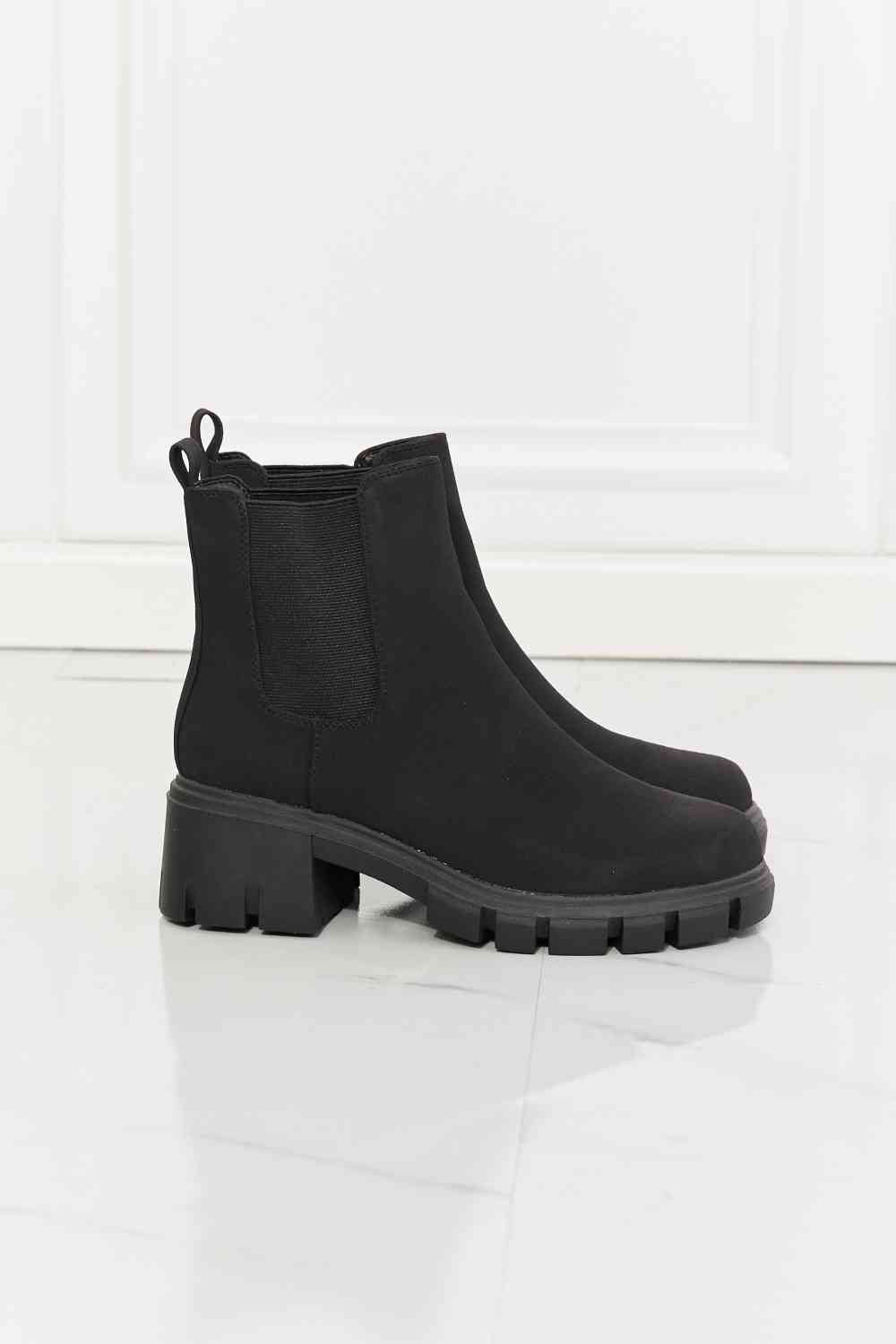 Chelsea Boots in Black