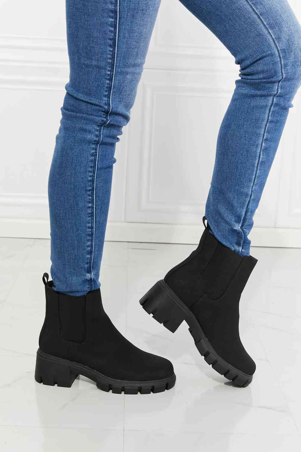 Chelsea Boots in Black