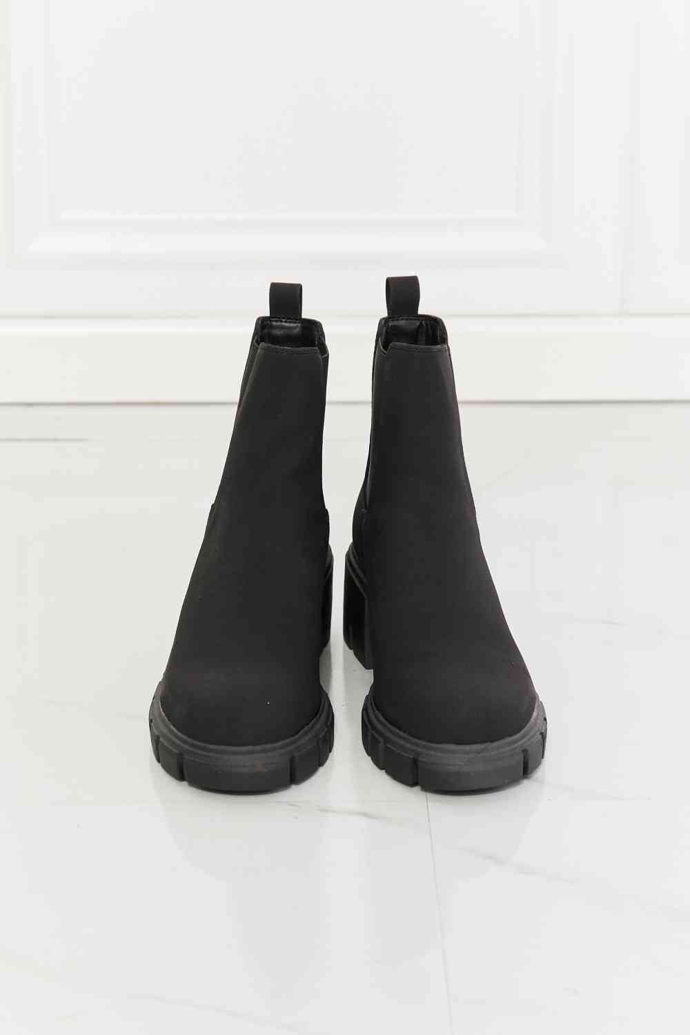 Chelsea Boots in Black